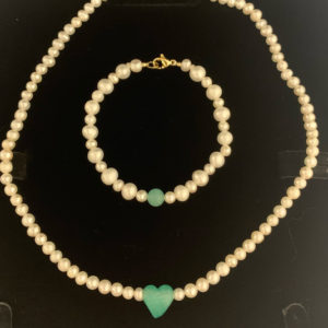 Unique and exclusive woman girls teens necklace and bracelet set handmade of Natural 5-7mm Pearls, 2 Emeralds middle heart shape and a 18k gold plated clasp.