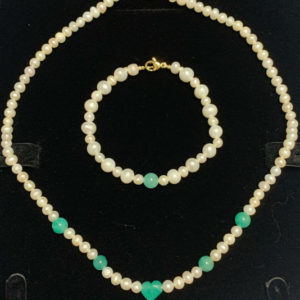 Unique and exclusive woman girls teens necklace and bracelet set handmade of Natural 5-7mm Pearls, 6 Emeralds middle heart shape and a 18k gold plated clasp.