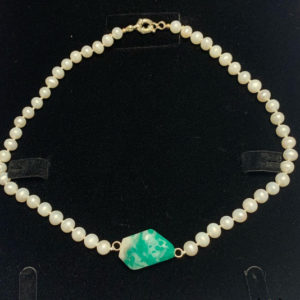 Unique and exclusive Woman Necklace handmade of Natural 8mm Pearls, Emerald and a 18k gold plated clasp.