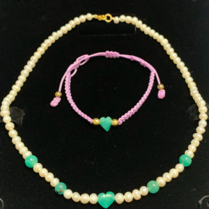 Unique and exclusive girls woman necklace and teens bracelet set handmade of Natural 5-7mm Pearls, 2 heart shape 4 Emeralds and a 18k gold plated clasp.