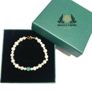 Unique and exclusive woman girls teens bracelet set handmade of Natural 4-6mm Pearls, 1 Emerald and a 18k gold plated clasp.