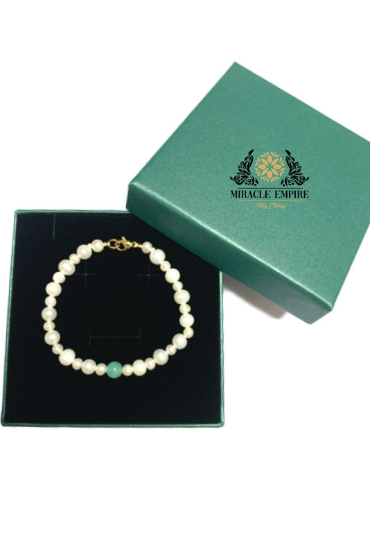 Unique and exclusive woman girls teens bracelet set handmade of Natural 4-6mm Pearls, 1 Emerald and a 18k gold plated clasp.